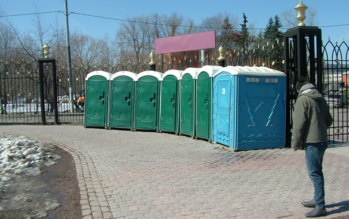 Туалетные кабины в музее-заповеднике Царицино